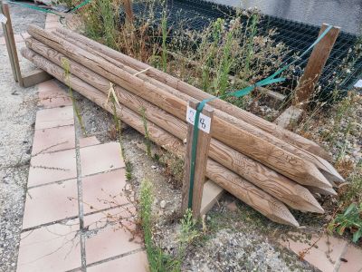 un banc en bois posé au bord de la route