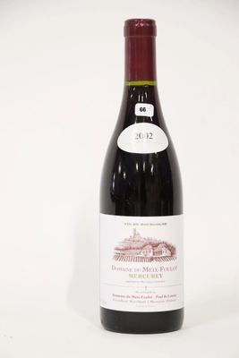 une bouteille de vin posée sur une table