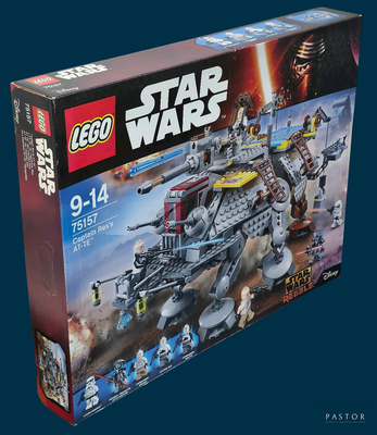 une boîte contenant des sets Lego Star Wars sur fond bleu