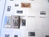 beaucoup de timbres accrochés au mur d'une pièce
