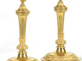 paire de chandeliers anciens en laiton sur fond blanc