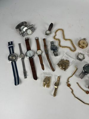 beaucoup de montres et d'autres montres posées sur une table