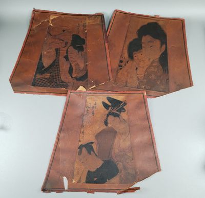 trois vieilles photos : une femme avec un chapeau, un homme avec un haut-de-forme, une femme avec un haut-de-forme et un homme avec un haut-de-forme