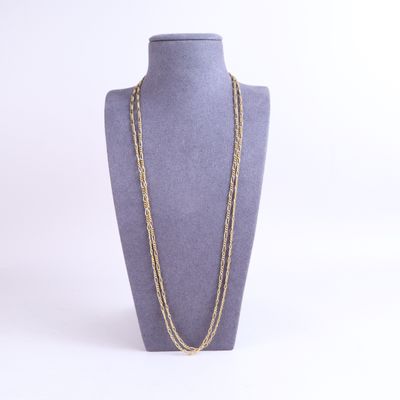un collier à chaîne en or sur un mannequin, sur fond blanc