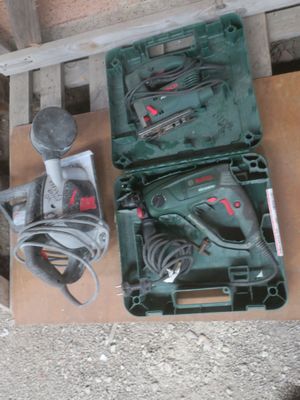 une boîte contenant une perceuse et d'autres outils