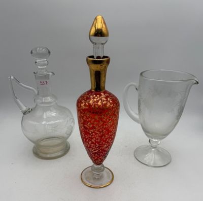 trois vases en verre posés l'un à côté de l'autre sur une table