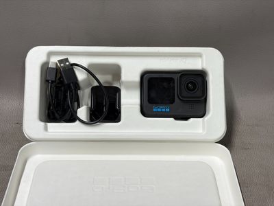 une boîte blanche contenant un chargeur et un chargeur