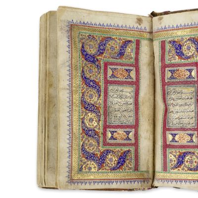 un livre ouvert sur lequel figurent des caractères arabes