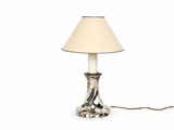 une photo d'une lampe de table surmontée d'un abat-jour blanc