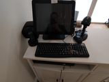 un bureau équipé d'un clavier et d'un écran