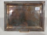 une assiette ancienne en argent sur laquelle est représentée une femme