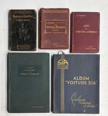 plusieurs vieux livres sont alignés sur une surface blanche