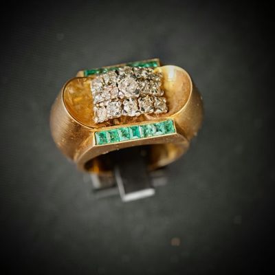 une bague en or sertie de diamants et d'émeraudes