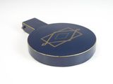 une boîte bleue ornée d'un motif doré