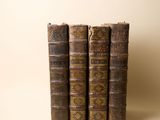 plusieurs vieux livres sont empilés sur une table