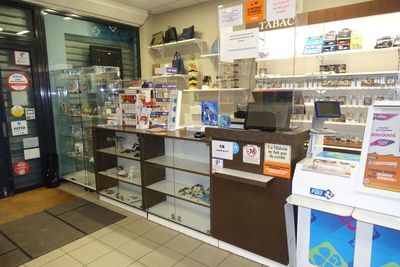 SUR DESIGNATION : Un ensemble de mobilier comprenant :