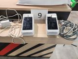 deux téléphones posés sur une table, reliés par des fils