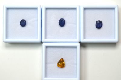 Un lot de 4 saphirs facettés (traités) d'un poids total de 1…