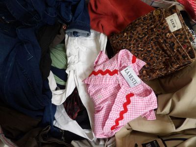 1/2 palette de 85 pièces de vêtements d'occasion : (divers é…