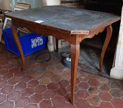 TABLE de jeux en bois naturel. - Photo 1