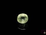une image représentant une boule de cristal verte posée sur une surface noire