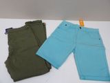 deux paires de pantalons verts et bleus posées sur une table