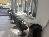 une photo d'un salon avec de nombreux fauteuils et miroirs
