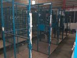 de nombreuses cages vides de personnes dans l'entrepôt