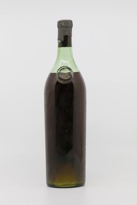 une image d'une bouteille de vin sur fond blanc