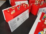 de nombreuses figurines exposées sur la table