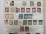 une photo d'une photo d'un mur avec des timbres dessus