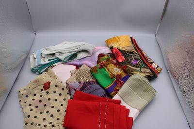 une boîte contenant de nombreux types de vêtements différents