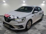 une voiture blanche avec une bande rouge à l'avant