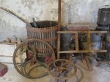 une vieille machine posée sur le sol