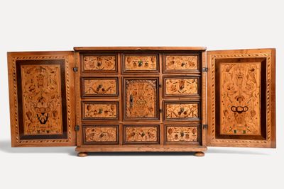 une grande armoire en bois comportant de nombreux tiroirs et portes