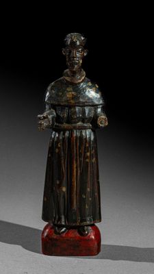 une image représentant la statue d'un homme portant un chapeau et une robe