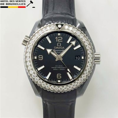 une image montrant un gros plan d'une montre-bracelet dotée d'une lunette sertie de diamants