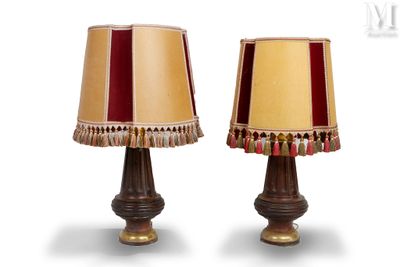 paire de lampes avec des abat-jours rouges et dorés sur fond blanc