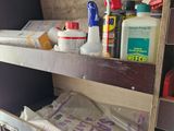 une étagère sur laquelle se trouvent de nombreux objets différents