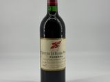 la bouteille de vin est posée sur une surface blanche