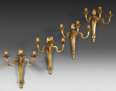 un ensemble de cinq appliques murales en laiton ancien