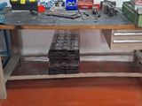 un établi avec de nombreux outils