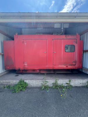 un camion rouge garé devant un bâtiment