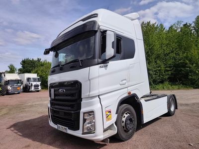 un camion blanc garé dans un parking