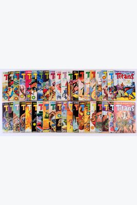 une pile de bandes dessinées est empilée les unes sur les autres