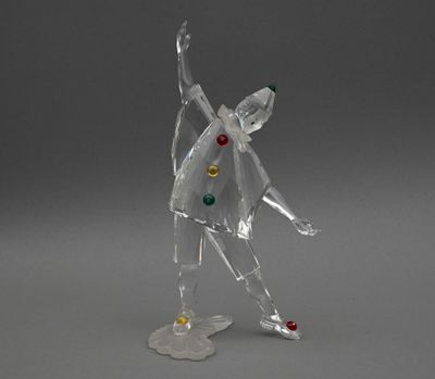 une figurine en plastique représentant un homme tenant un sapin de Noël