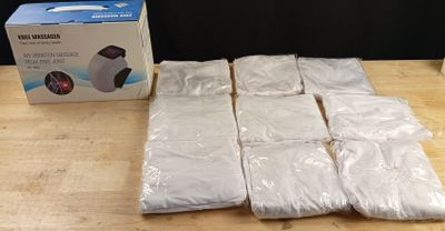 de nombreux sacs en plastique blanc posés sur une table à côté d'une boîte de papier toilette