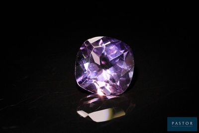 gros plan d'un diamant violet sur une surface noire