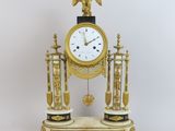 une horloge en or surmontée d'un aigle