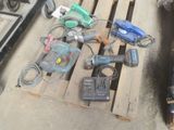 un tas d'outils posés sur une palette